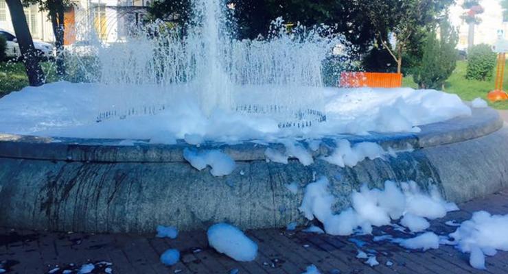 В Киеве хулиганы превратили фонтан в пенное шоу
