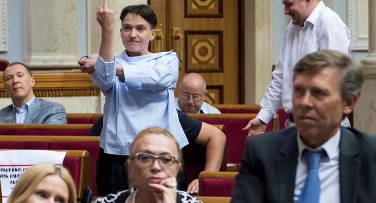Будни Савченко в Раде: тычет факи и спит на работе