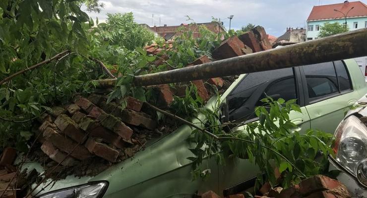 В Мукачево за ратушей на автомобили обрушилась стена