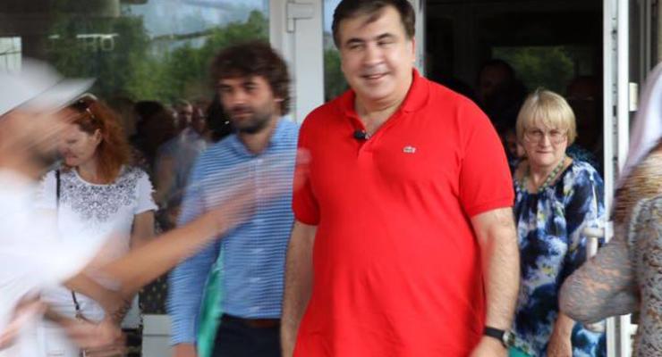 Саакашвили просит Порошенко отдать 50 евро за футболку