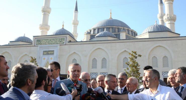 Президент Турции упал в обморок в мечети