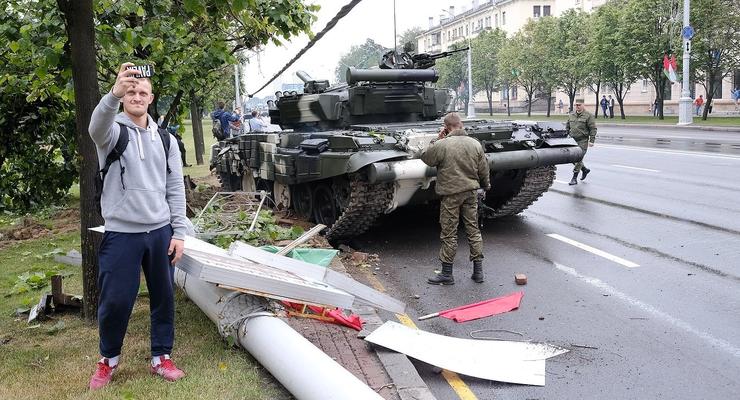 Появилось видео, как в Минске танк снес столб