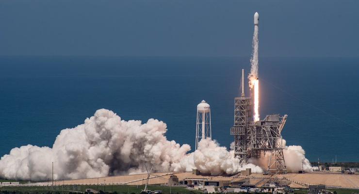 SpaceX запустила ракету Falcon 9 с десятью спутниками