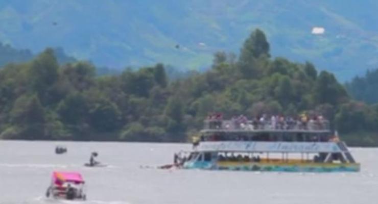 В Колумбии утонул прогулочный корабль: на борту были 150 человек