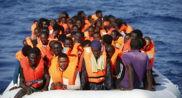 Ирландское военно-морское судно возле Ливии спасло 712 мигрантов