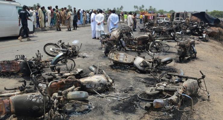 Пожар у бензовоза в Пакистане: жертв уже больше 150 человек