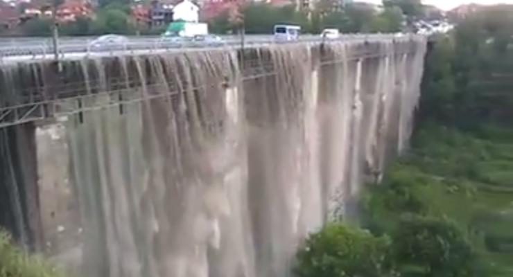 В Каменце-Подольском мост превратился в водопад
