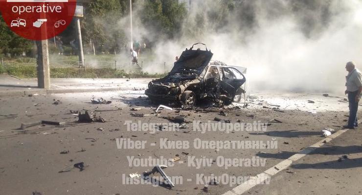 В Киеве посреди улицы взорвался автомобиль
