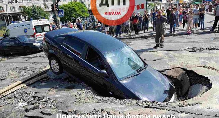 В Киеве автомобиль с женщиной и ребенком провалился в яму
