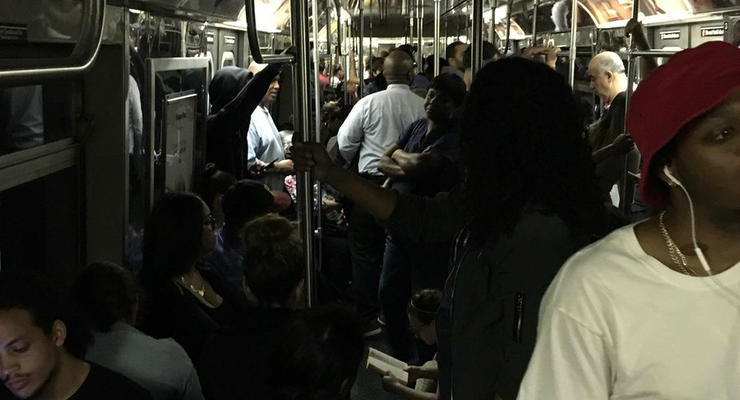 В метро Нью-Йорка сошли с рельс два поезда