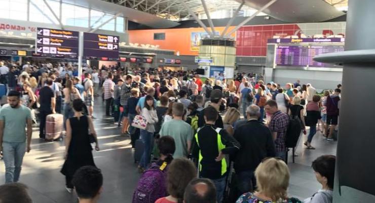 В аэропорту Борисполь огромные очереди из-за безвиза и кибератаки
