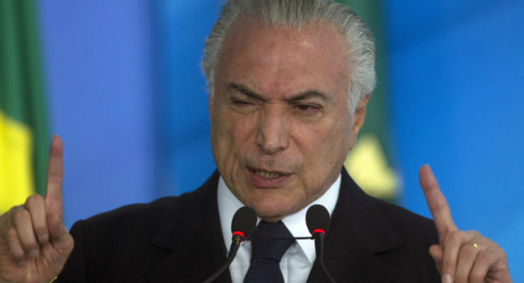 В Бразилии автомобиль протаранил ворота резиденции президента