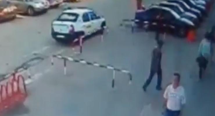 В Томске прохожие разбили стекло Lexus для спасения младенца