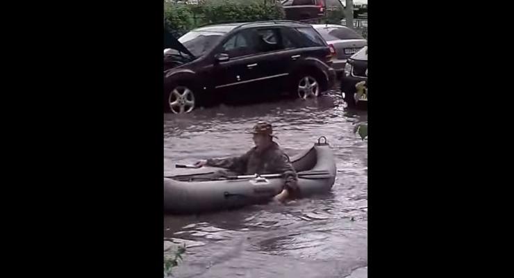 В Москве мужчина после ливня устроил рыбалку посреди улицы