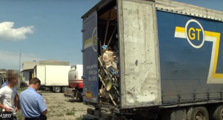 В Черкассах обнаружили грузовик с львовским мусором