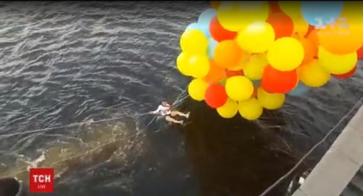 Не взлетим, так поплаваем: в Киеве парень на воздушных шарах пытался перелететь Днепр