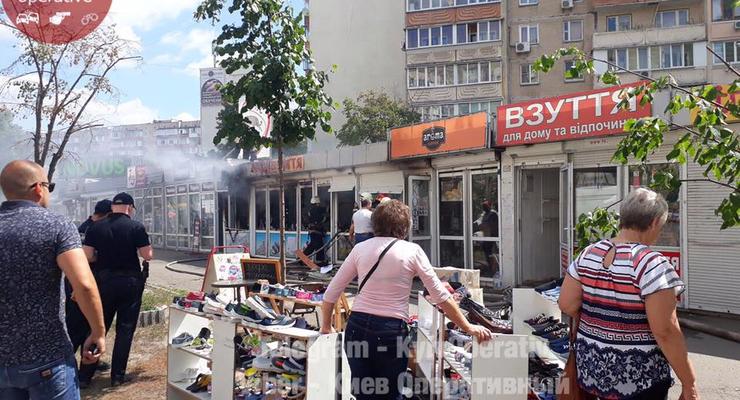 В Киеве на Харьковском массиве загорелись киоски