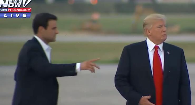 Появилось видео, как Трамп "потерялся" на аэродроме