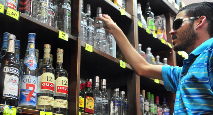 В магазинах Киева начали продавать алкоголь ночью