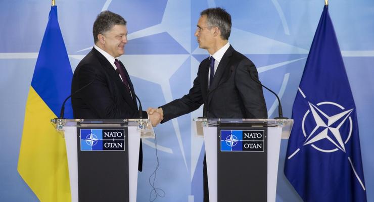 Порошенко подписал закон о курсе Украины в НАТО