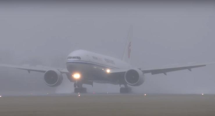 Посадку самолетов в шторм в Амстердаме засняли на видео