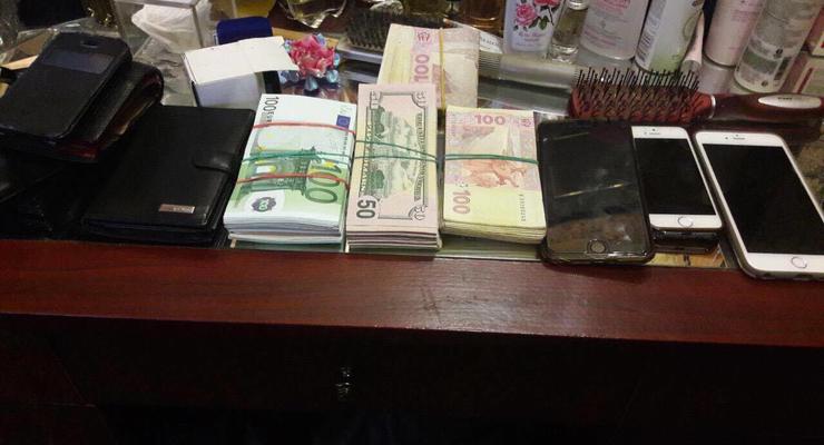 В Киеве задержаны торговцы кокаином с арсеналом оружия