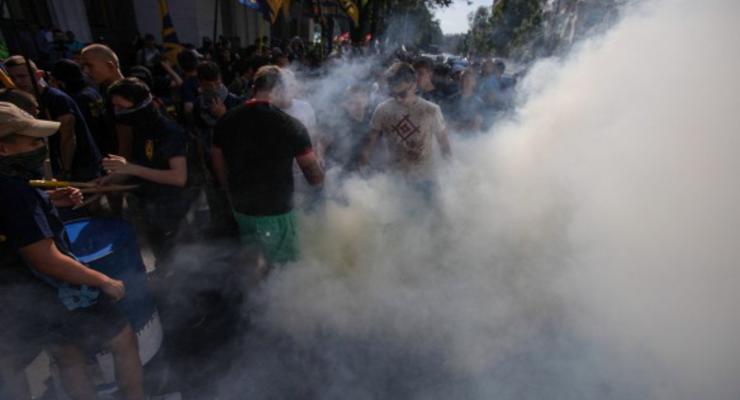 Под Радой зажгли дымовые шашки: требуют отмены депутатской неприкосновенности