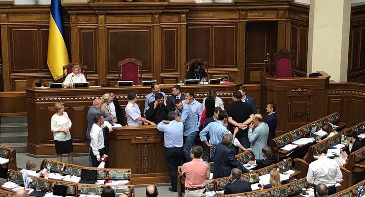 Депутаты заблокировали трибуну, Геращенко назвала их "фриками"