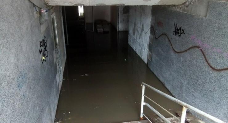 Ливень в Одессе: затоплены переходы и лестницы