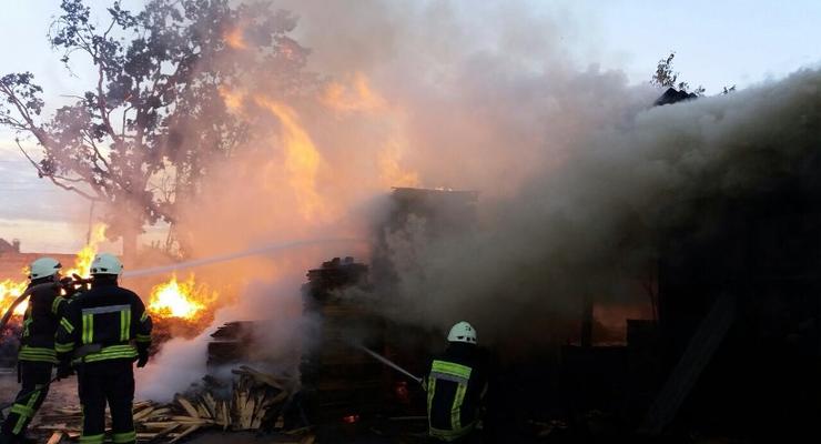 Под Киевом произошел масштабный пожар на складе древесины
