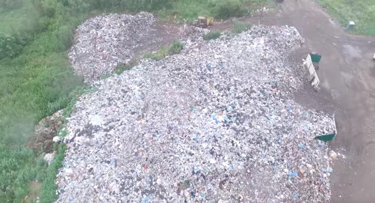 Гигантскую свалку мусора во Львове показали с воздуха