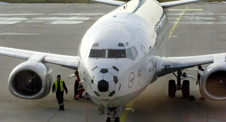 В московском аэропорту самолет во время посадки ударился хвостом