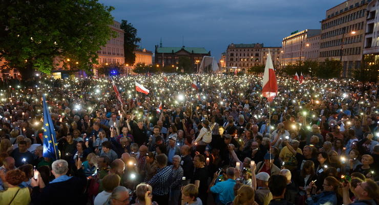 В Польше прошли многотысячные митинги против судебной реформы