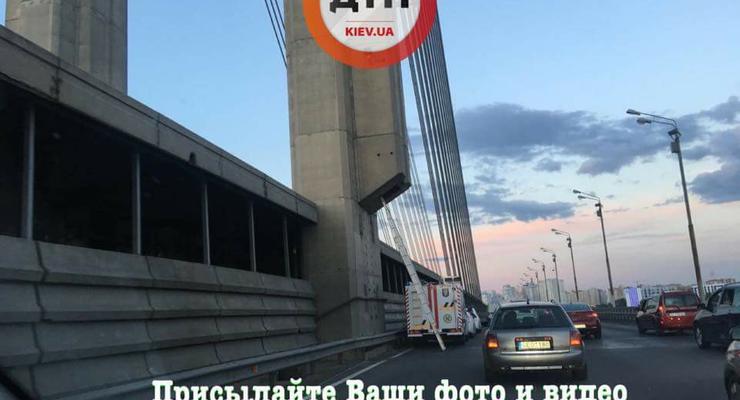 В Киеве горе-руферы застряли на мосту