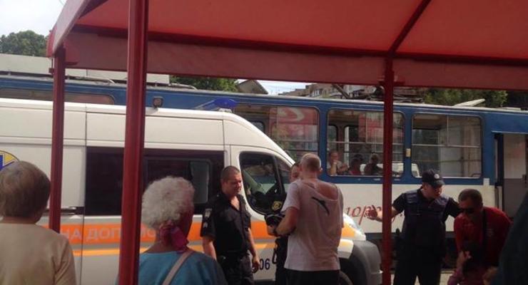 В Запорожье на трамвайной остановке мужчина выстрелил женщине в живот
