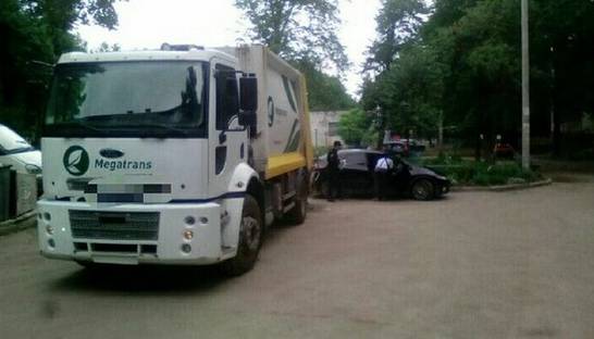 В Харькове водитель мусоровоза под наркотиками совершил ДТП
