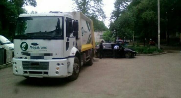 В Харькове водитель мусоровоза под наркотиками совершил ДТП