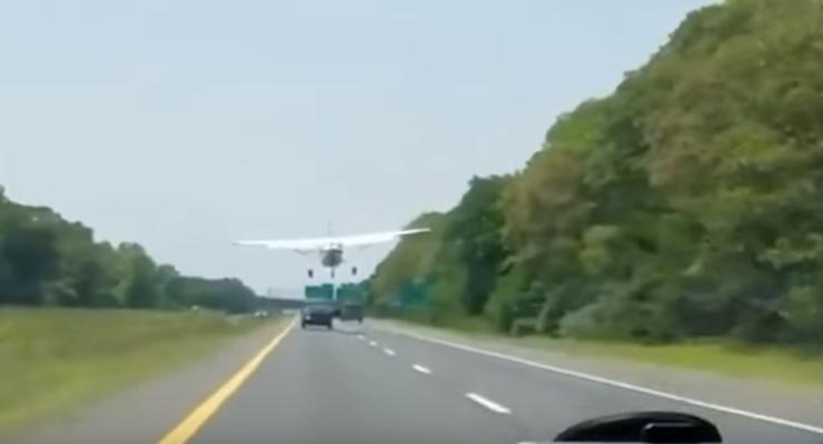 В США самолет сел на автомагистраль