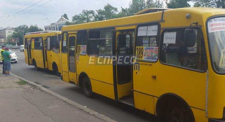 В Киеве маршрутки устроили ДТП на остановке