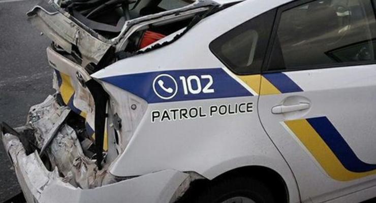 В Киеве грузовик влетел в Prius, травмирован патрульный