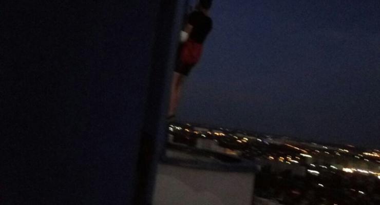 В Киеве мужчина залез на балкон 22-го этажа и не смог спуститься
