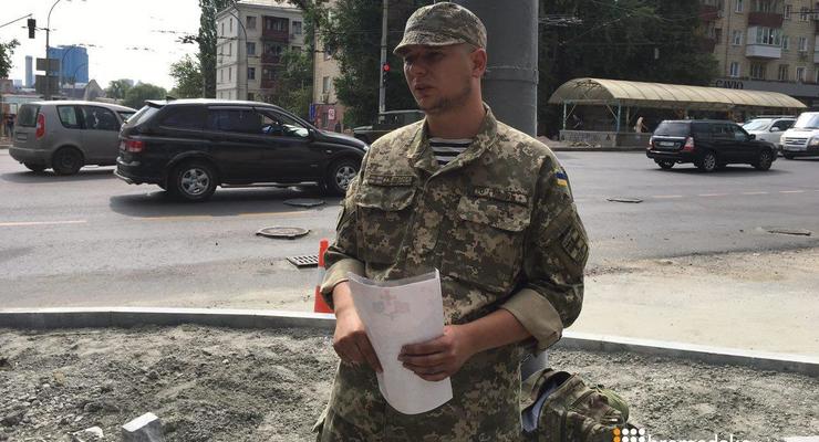 Боец АТО приковал себя к столбу возле Министерства обороны