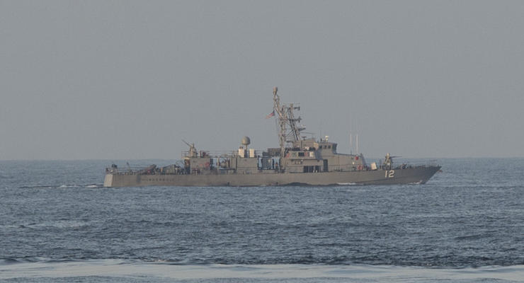 Корабль ВМС США открыл предупредительный огонь по иранскому судну