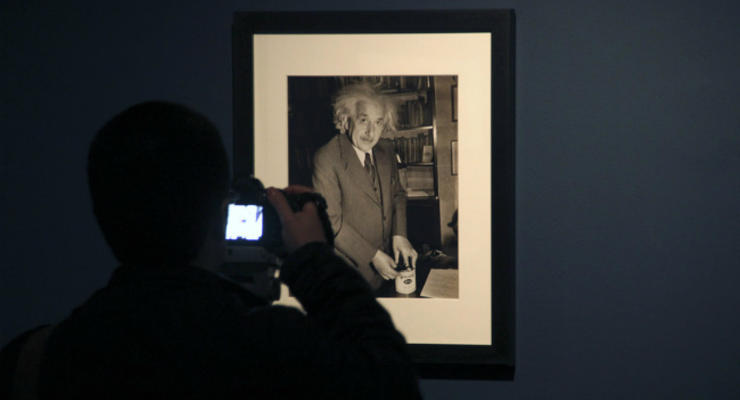 Самая знаменитая фотография Эйнштейна уйдет с молотка
