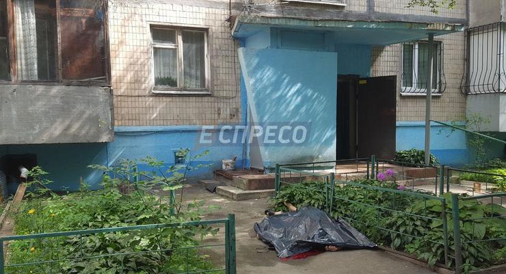 В Киеве мужчина выпал с шестого этажа и погиб