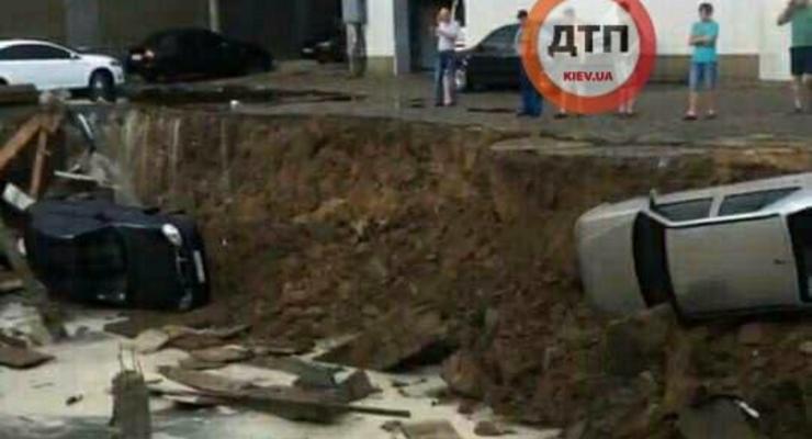 В Киеве после ливня три авто провалилось под землю
