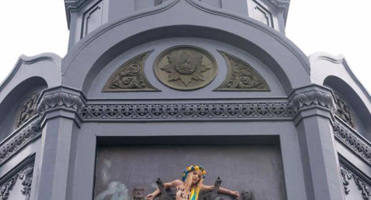 Голую грудь на памятнике Владимиру полиция сочла хулиганством