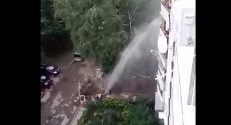В Харькове прорвало трубу: фонтан до 7 этажа заливал дом