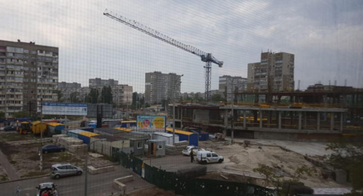 На стройке ТРЦ на станции Героев Днепра в Киеве погиб строитель