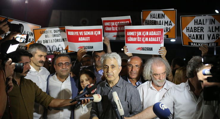 В Турции выпустили на свободу семерых оппозиционных журналистов